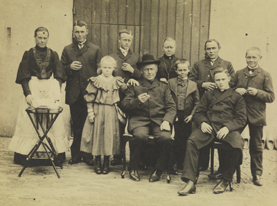 811682 Groepsportret van de familie Jongerius, met hovenier Bastiaan Jongerius (1852-1929, midden op de foto met hoed, ...